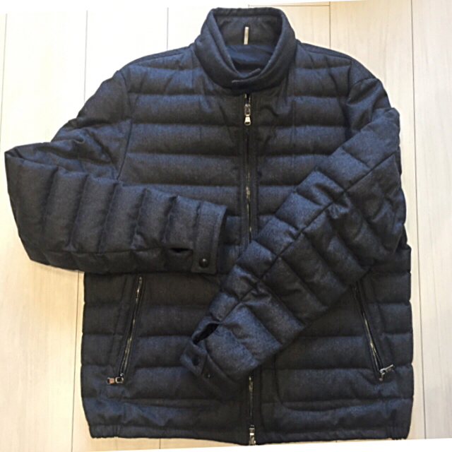 MONCLER(モンクレール)のモンクレールショートダウン5Ｌサイズ メンズのジャケット/アウター(ダウンジャケット)の商品写真