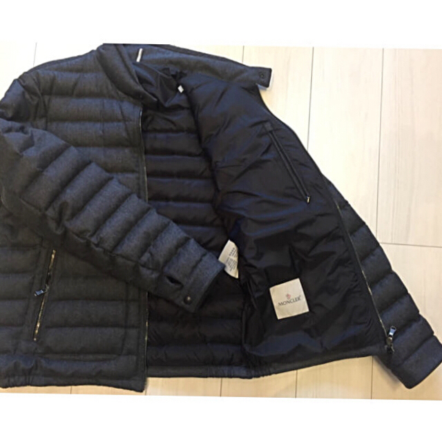 MONCLER(モンクレール)のモンクレールショートダウン5Ｌサイズ メンズのジャケット/アウター(ダウンジャケット)の商品写真