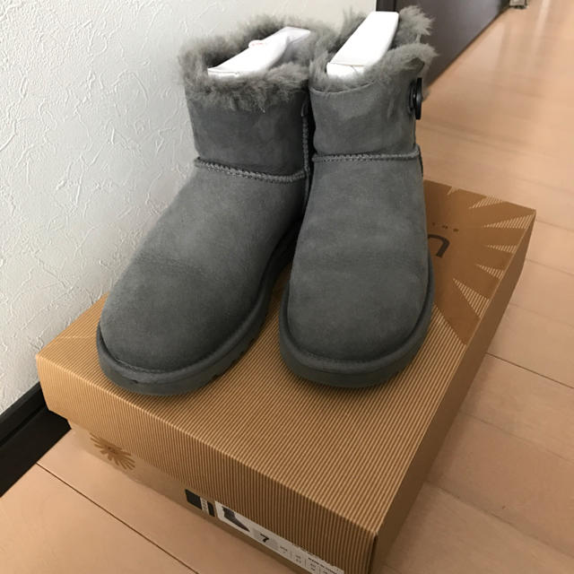 靴/シューズUGG ミニ ベイリーボタン 美品