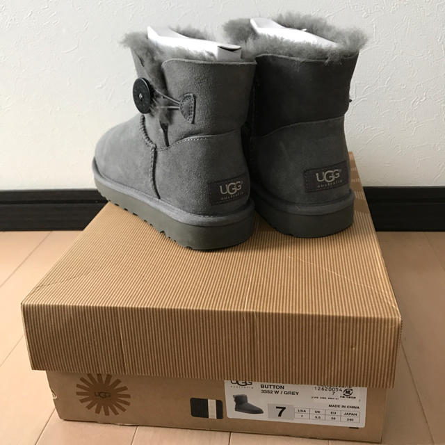 靴/シューズUGG ミニ ベイリーボタン 美品