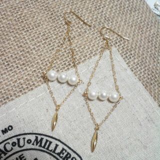 Perlスタッズ トライアングルピアス(ピアス)