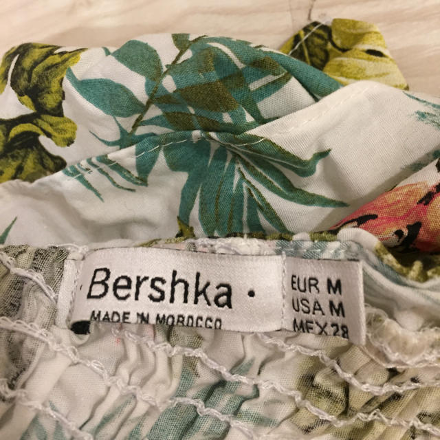 Bershka(ベルシュカ)のボタニカル柄オフショルTシャツ☆美品  レディースのトップス(シャツ/ブラウス(半袖/袖なし))の商品写真