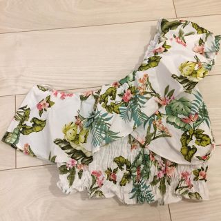 ベルシュカ(Bershka)のボタニカル柄オフショルTシャツ☆美品 (シャツ/ブラウス(半袖/袖なし))