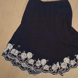 ウエスト〜４６cm レストローズ 定番 バラ 刺繍 花柄 刺繍 スカート 黒
