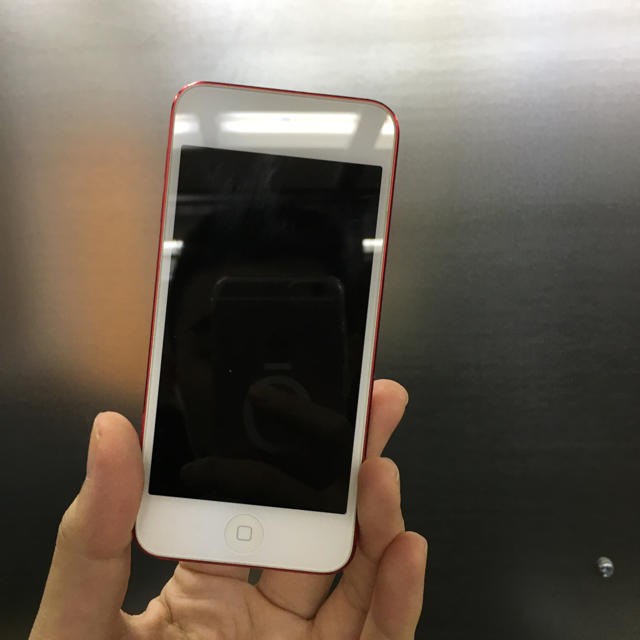 iPod touch(アイポッドタッチ)のiPod Touch 32GB PRODUCT RED 5th gen スマホ/家電/カメラのオーディオ機器(ポータブルプレーヤー)の商品写真