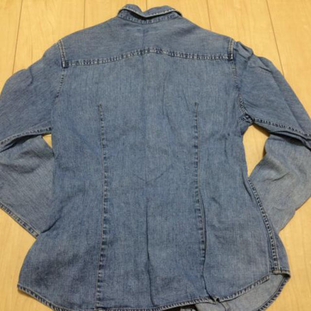 GUESS(ゲス)のデニムシャツ☆？ボタン レディースのトップス(シャツ/ブラウス(長袖/七分))の商品写真