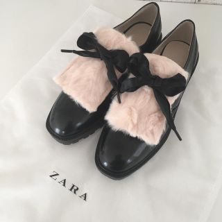 ザラ(ZARA)の取り外し可能フェイクファーシュータン付きブルー(ローファー/革靴)