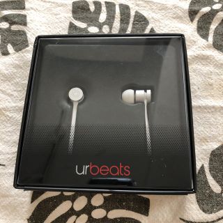 アイフォーン(iPhone)の新品未使用 urbeatsイヤホン(ヘッドフォン/イヤフォン)