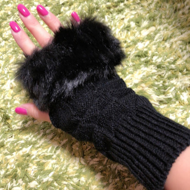 手袋もこもこニットアームウォーマーファー/黒 レディースのファッション小物(手袋)の商品写真