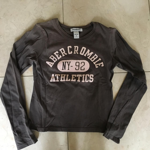 Abercrombie&Fitch(アバクロンビーアンドフィッチ)の値下げ アバクロ ロングTシャツ M 値下げ！ レディースのトップス(Tシャツ(長袖/七分))の商品写真