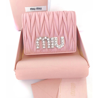 【美品】MIU MIU マテラッセ 二つ折り財布 ピンクビジュー パール ピンク