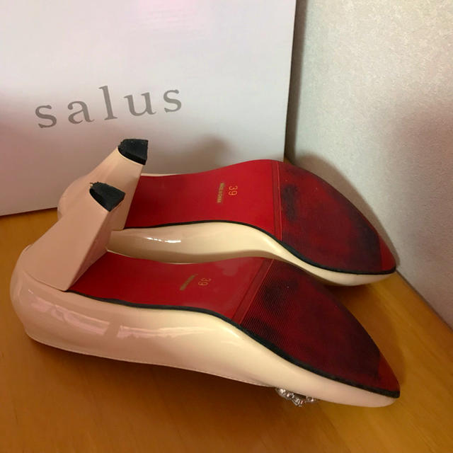 salus(サルース)のサルース 赤底美脚ポインテッドトゥパンプス 24.5 ベージュ レディースの靴/シューズ(ハイヒール/パンプス)の商品写真