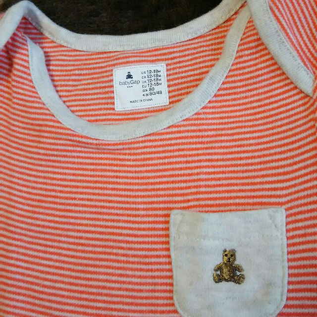 babyGAP(ベビーギャップ)のbaby Gap オレンジボーダー ロンパース キッズ/ベビー/マタニティのベビー服(~85cm)(カバーオール)の商品写真
