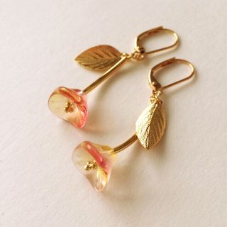 チェコの桃色の花ピアス(ピアス)