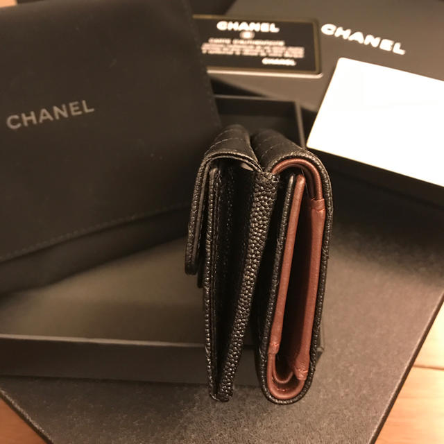 CHANEL(シャネル)の専用♡シャネル キャビアスキン コンパクト 新作 レディースのファッション小物(財布)の商品写真