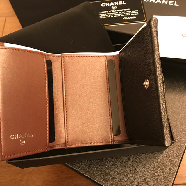 CHANEL(シャネル)の専用♡シャネル キャビアスキン コンパクト 新作 レディースのファッション小物(財布)の商品写真