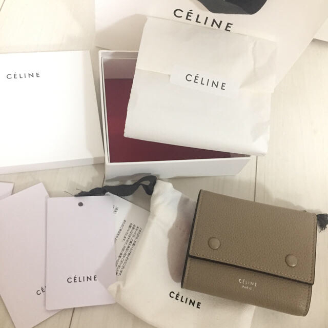 celine(セリーヌ)の♥︎CELINE セリーヌ 新品付属品有 フラップボタン財布 三つ折り財布♥︎ レディースのファッション小物(財布)の商品写真