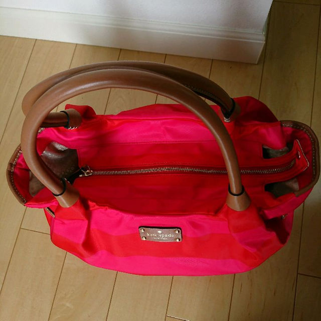 kate spade new york(ケイトスペードニューヨーク)のkate spade ナイロン カレン(赤×ピンク) レディースのバッグ(ハンドバッグ)の商品写真