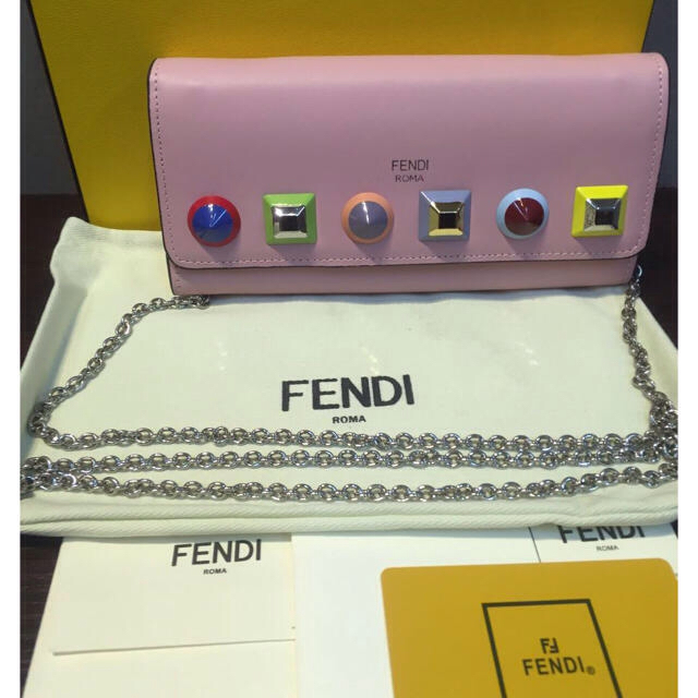 FENDI(フェンディ)の品薄FENDIチェーン付き財布ブラック！ミニバックにも！ レディースのファッション小物(財布)の商品写真