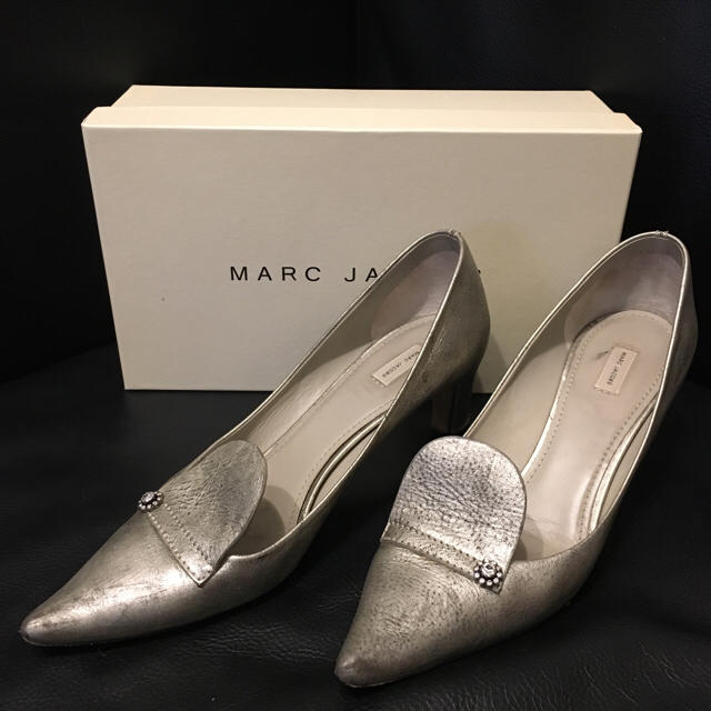 MARC JACOBS(マークジェイコブス)の《美品》マークジェイコブス ヴィンテージシルバーのパンプス レディースの靴/シューズ(ハイヒール/パンプス)の商品写真