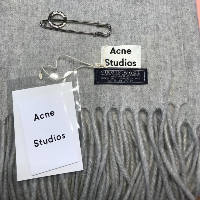 ACNE(アクネ)の《新品・未使用》Acne Studios アクネ  ライトグレー レディースのファッション小物(マフラー/ショール)の商品写真