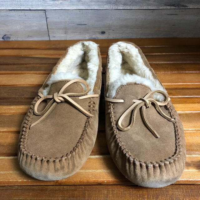 UGG(アグ)の美品 5回着 UGG 26cm メンズ モカシン ムートン ベージュ メンズの靴/シューズ(スリッポン/モカシン)の商品写真