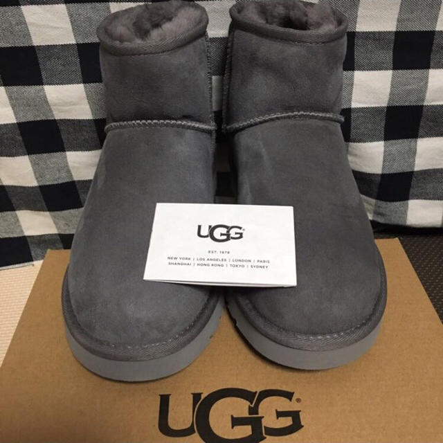 UGG(アグ)のR様2/11まで取り置き【新品】UGG クラシックミニブーツ（ライトグレー25） レディースの靴/シューズ(ブーツ)の商品写真