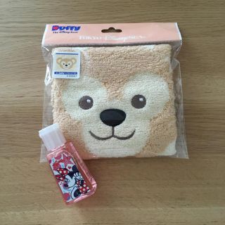 ディズニー(Disney)の✨新品 ダッフィータオル&ミニーハンドジェル✨(キャラクターグッズ)