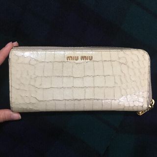 ミュウミュウ(miumiu)のMiumiuミュウミュウ長財布miumiu クロコダイル(財布)