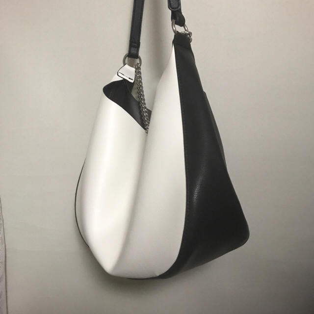 ZARA(ザラ)の今期 zara  バイカラー ショルダー バッグ 未使用品 レディースのバッグ(ショルダーバッグ)の商品写真