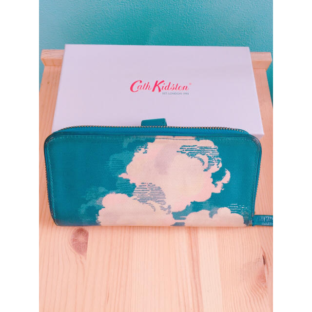 Cath Kidston(キャスキッドソン)のキャスキッドソン 雲柄 長財布 レディースのファッション小物(財布)の商品写真