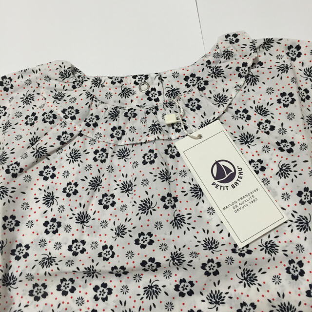 PETIT BATEAU(プチバトー)の12m 新品 プチバトー ネイビーフラワープリント半袖ブラウス キッズ/ベビー/マタニティのベビー服(~85cm)(シャツ/カットソー)の商品写真