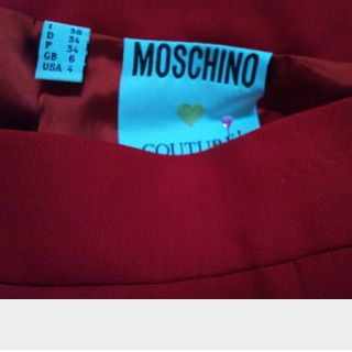 モスキーノ(MOSCHINO)の大変美品 MOSCHINO イタリー製 暗い赤 個性的モードなタイトスカート(ひざ丈スカート)