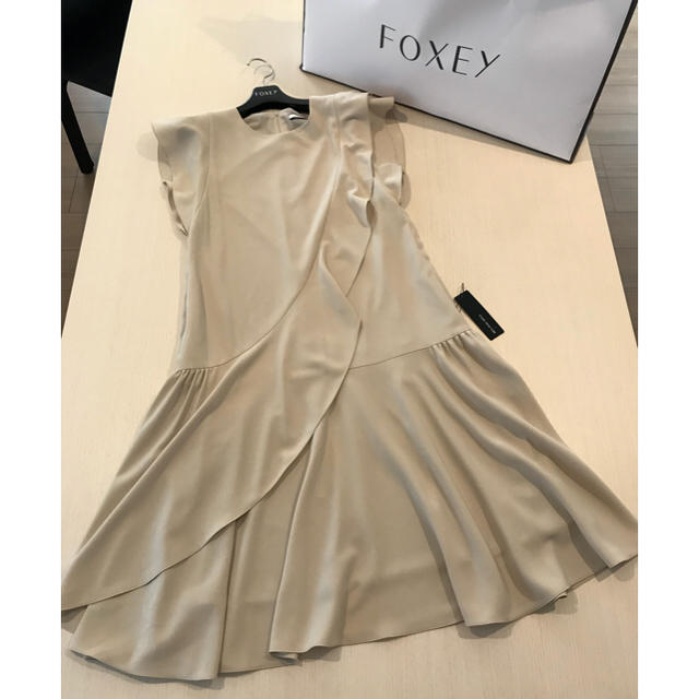 FOXEY☆ワンピース☆新品タグ付きひざ丈ワンピース