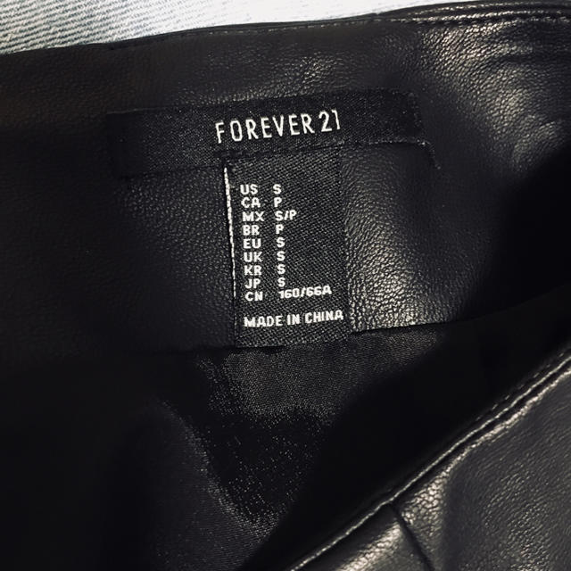 FOREVER 21(フォーエバートゥエンティーワン)のフォーエバー21  レザースカート レディースのスカート(ミニスカート)の商品写真