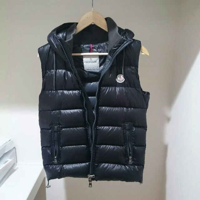 MONCLER(モンクレール)の値引き中！国内正規品モンクレールダウンベスト　バルトロメ　サイズ１ メンズのジャケット/アウター(ダウンベスト)の商品写真