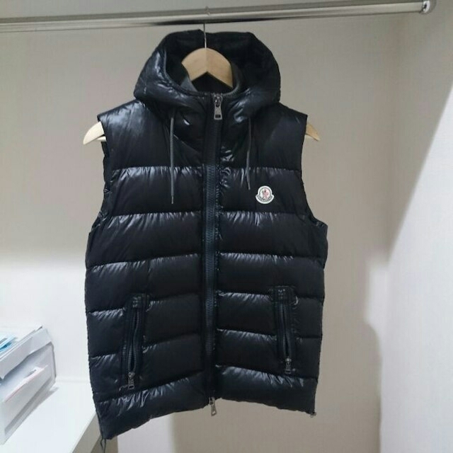 MONCLER(モンクレール)の値引き中！国内正規品モンクレールダウンベスト　バルトロメ　サイズ１ メンズのジャケット/アウター(ダウンベスト)の商品写真