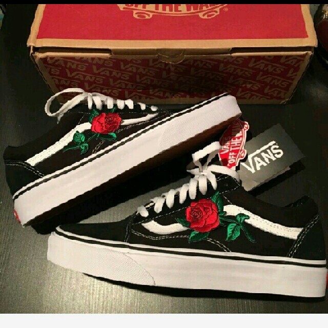 VANS(ヴァンズ)の25.0 バンズ old skool  レディース　カスタム ローズ　薔薇　バラ レディースの靴/シューズ(スニーカー)の商品写真