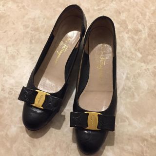 サルヴァトーレフェラガモ(Salvatore Ferragamo)のSalvatore Ferragamo 型押し パンプス ブラック(ハイヒール/パンプス)