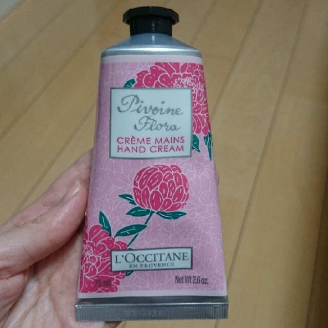 L'OCCITANE(ロクシタン)の《春志7765様専用》ロクシタン ハンドクリーム コスメ/美容のボディケア(ハンドクリーム)の商品写真