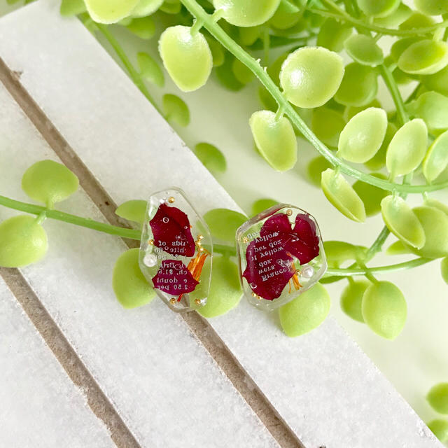 ボタニカル バラの花びらピアス ハンドメイドのアクセサリー(ピアス)の商品写真