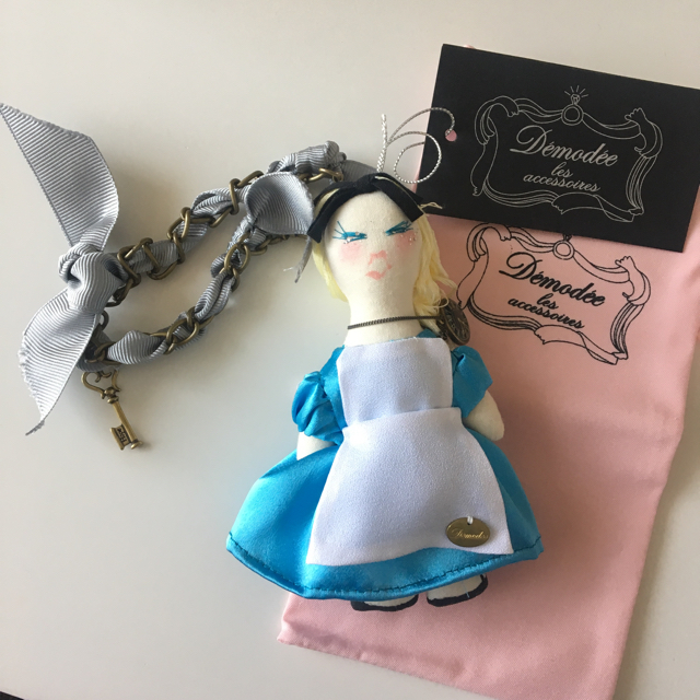 Chesty(チェスティ)のdemodee SAKAN LES YEUX ALICE(アリス）チャーム ハンドメイドのファッション小物(バッグチャーム)の商品写真