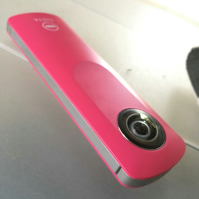 RICOH(リコー)のTHETA m15 シータ ピンク スマホ/家電/カメラのカメラ(コンパクトデジタルカメラ)の商品写真