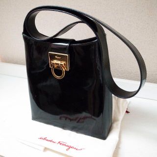 フェラガモ(Ferragamo)の正規品♡最安値♡フェラガモ ショルダーバッグ ガンチーニ 黒 バッグ 財布(ショルダーバッグ)