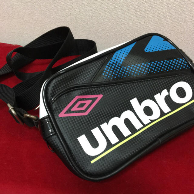 UMBRO(アンブロ)のumbro エナメル ショルダーバッグ 小 スポーツ/アウトドアのスポーツ/アウトドア その他(その他)の商品写真