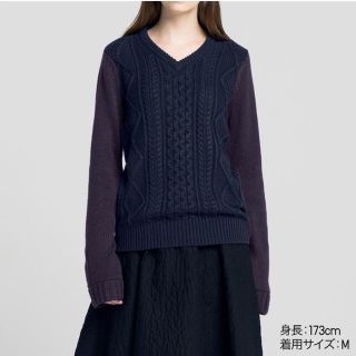 ユニクロ(UNIQLO)のユニクロ×JW アンダーソン ケーブルVネックセーター Mサイズ／ネイビー 新品(ニット/セーター)