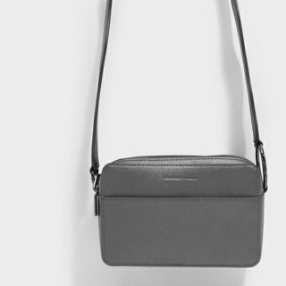 チャールズアンドキース(Charles and Keith)のCHARLES & KEITHベーシッククロスボディバッグ

(ショルダーバッグ)