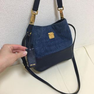 ミュウミュウ(miumiu)のmiumiuデニムバッグ(ハンドバッグ)