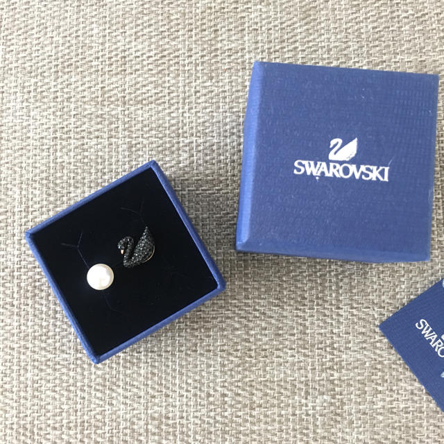 SWAROVSKI(スワロフスキー)の【新品・未使用】SWAROVSKI オープンリング ICONIQ SWAN 指輪 レディースのアクセサリー(リング(指輪))の商品写真