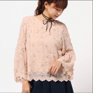 ミスティウーマン(mysty woman)の❤︎mysty woman 花柄刺繍シフォンチョーカー付きフレアブラウス(シャツ/ブラウス(長袖/七分))